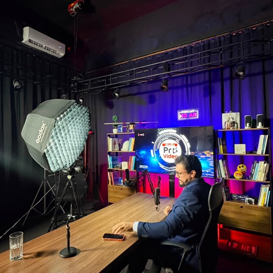 Itamar Vieira em gravação de podcast dentro de um estúdio
